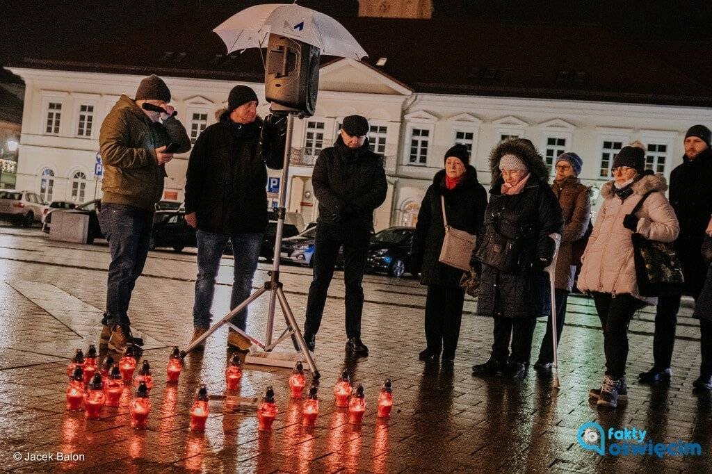 Niewielka grupa uczciła pamięć Pawła Adamowicza – FOTO