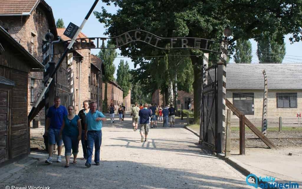Holenderka hajlowała pod bramą z napisem „Arbeit macht frei”