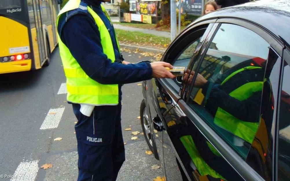 Bez uprawnień, po alkoholu i narkotykach, za szybko