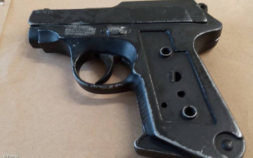 Napadł na policjantów. Miał broń