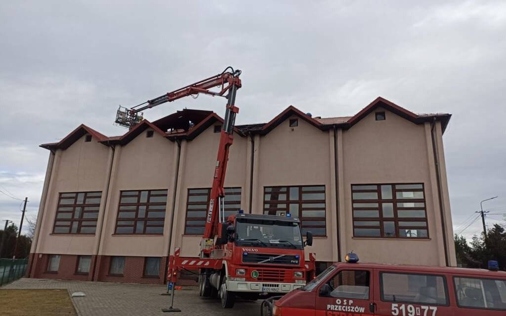 Strażacy wyjeżdżali 90 razy, by usuwać skutki wichury – FOTO