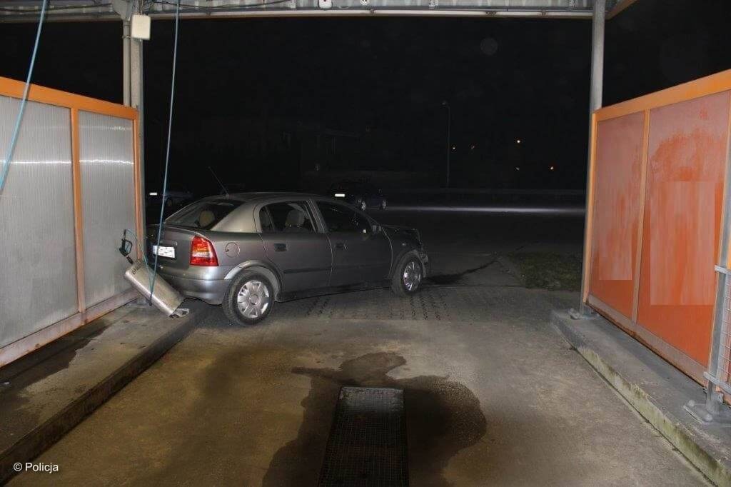 Staranował myjnię na stacji paliw – FOTO