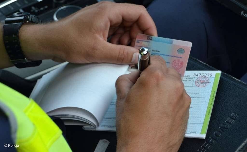 Wpadł bez prawa jazdy za kierownicą