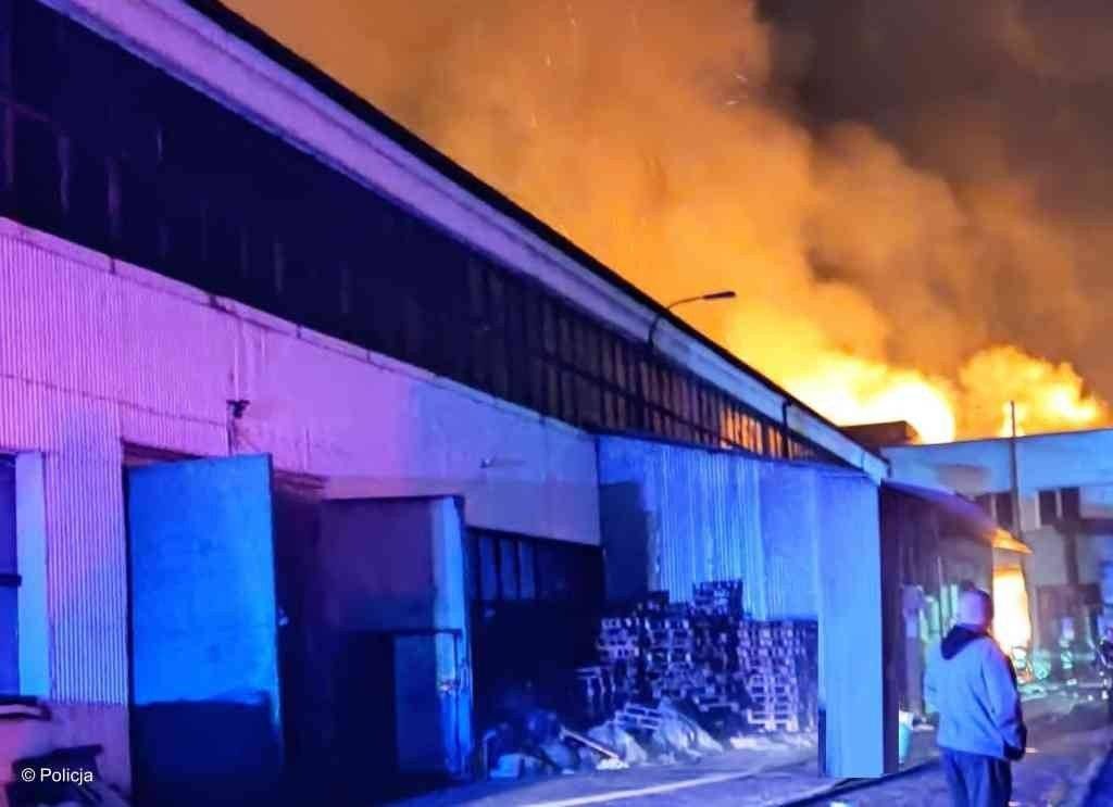 Pożar hali z makulaturą – FOTO