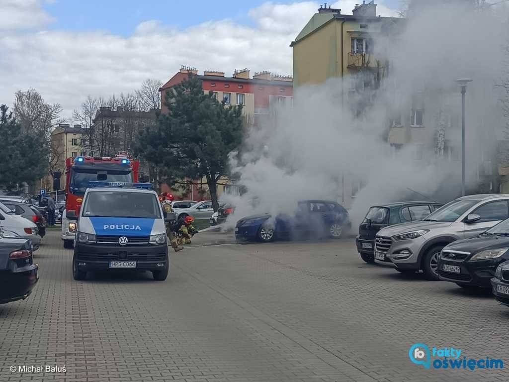 Samochód palił się na parkingu – FOTO