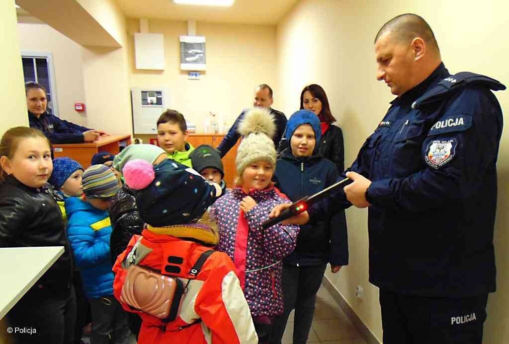 Młodzi włosieniczanie w komendzie policji – FOTO