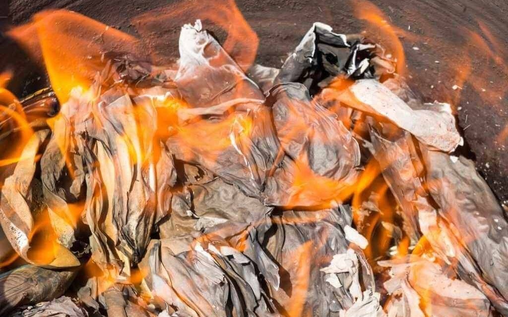 W Kętach płonęły bele papieru