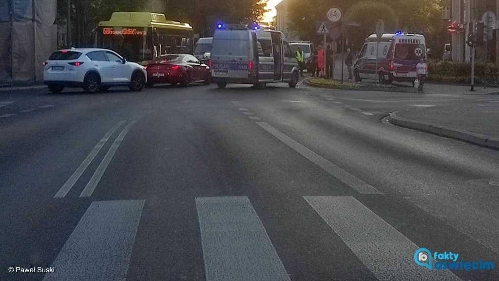 Wszedł na przejście na czerwonym świetle. Potrącił go samochód