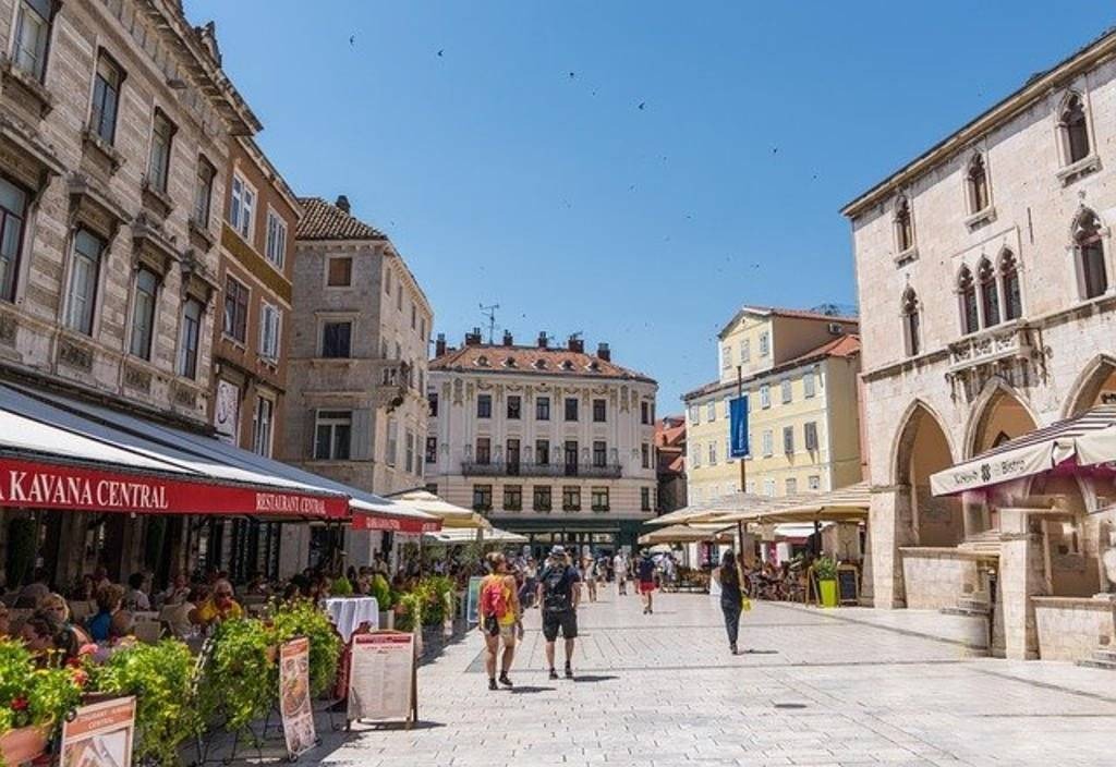 Wakacyjna przygoda kulinarnym szlakiem Chorwacji – co warto zjeść w Chorwacji