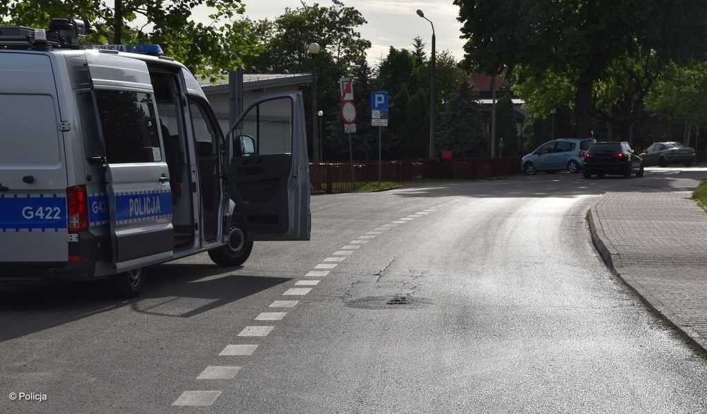 Zderzenie podczas cofania. Ranny kierowca skutera – FOTO