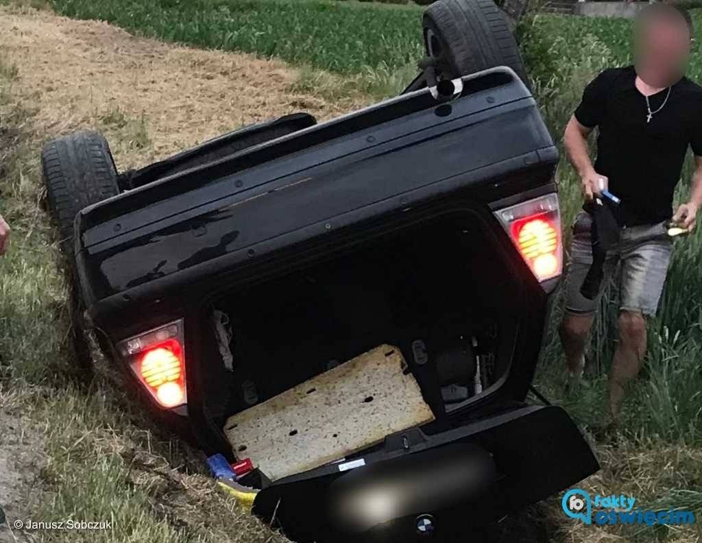 Wypadł z drogi i dachował bmw – FOTO