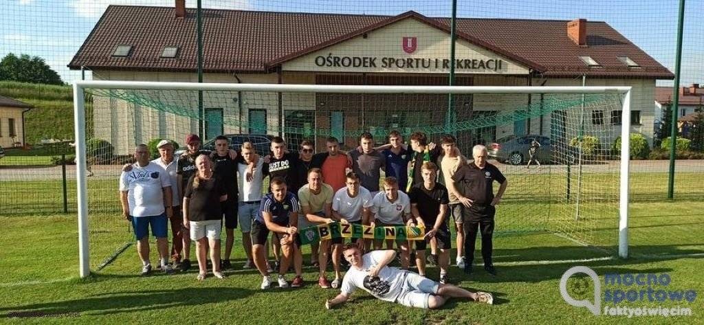 Rezerwy Brzeziny awansowały do A Klasy. Spisak królem strzelców