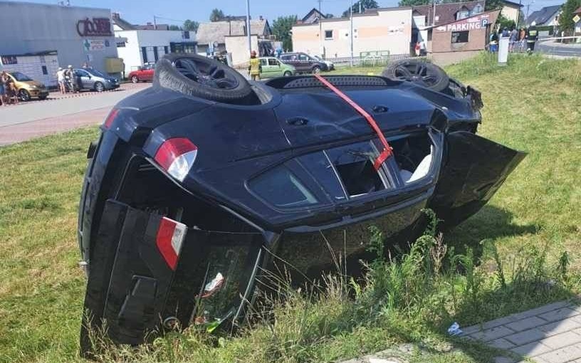 Karambol na skrzyżowaniu. Cztery osoby w szpitalu – FOTO