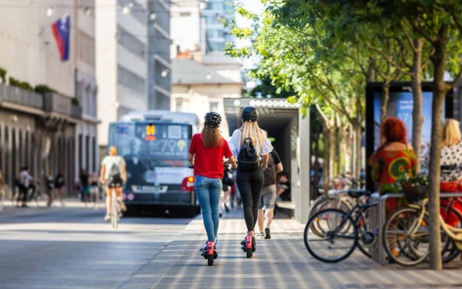 Piesi, rowerzyści i transport publiczny – priorytety miejskiej mobilności