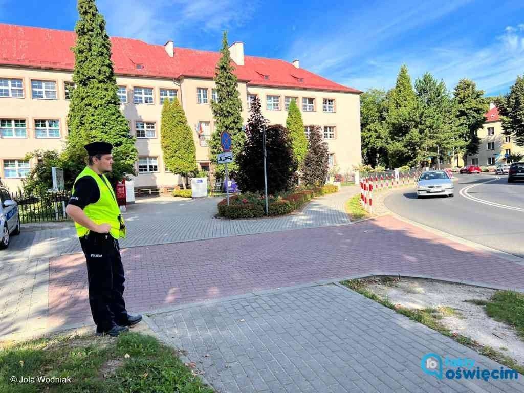 Bezpieczna droga do szkoły z policjantami i strażnikami miejskimi