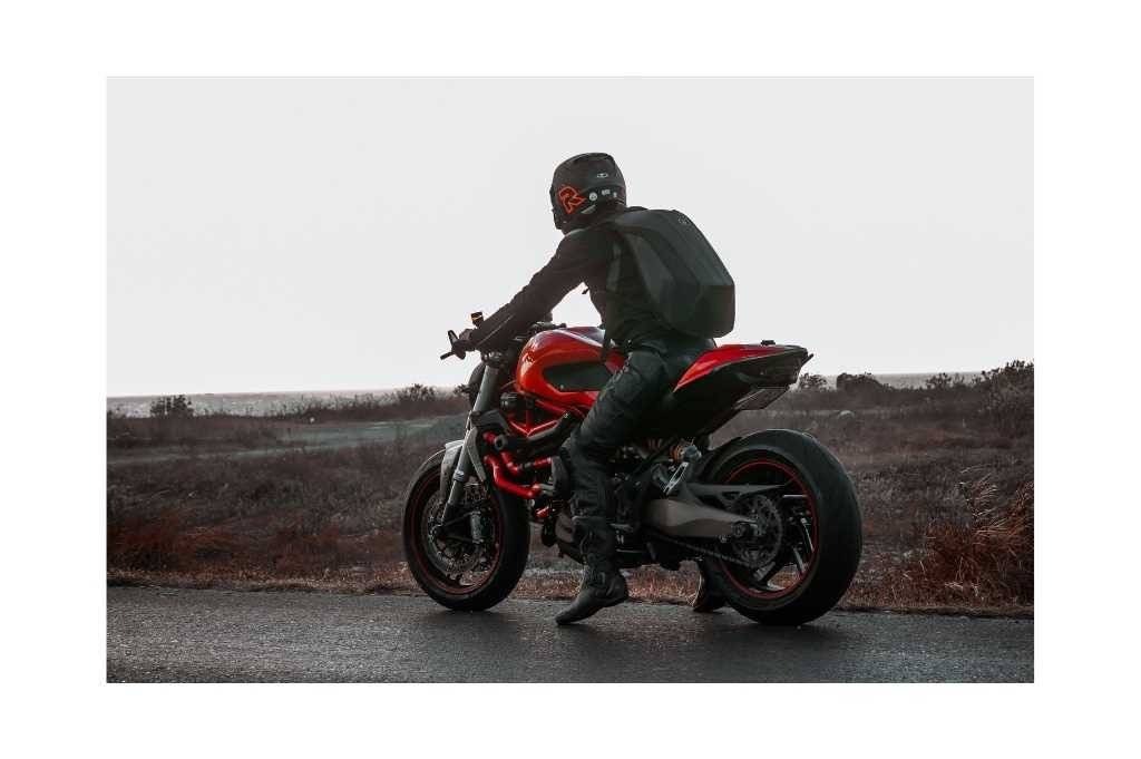 Pościg za motocyklem. 22-latek potrącił policjanta