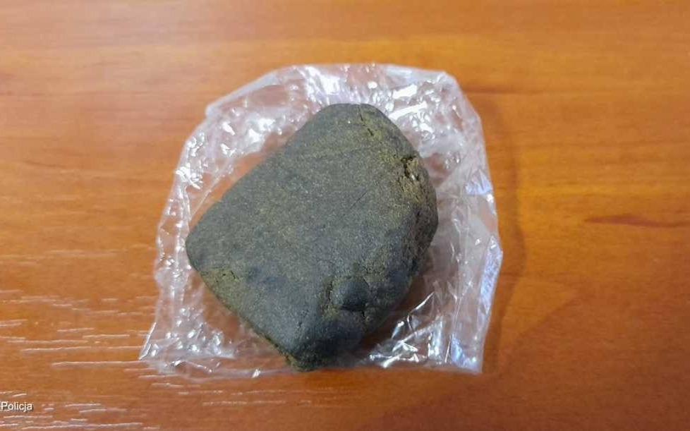 Jeden rozbił szybę, drugi miał sporo haszyszu