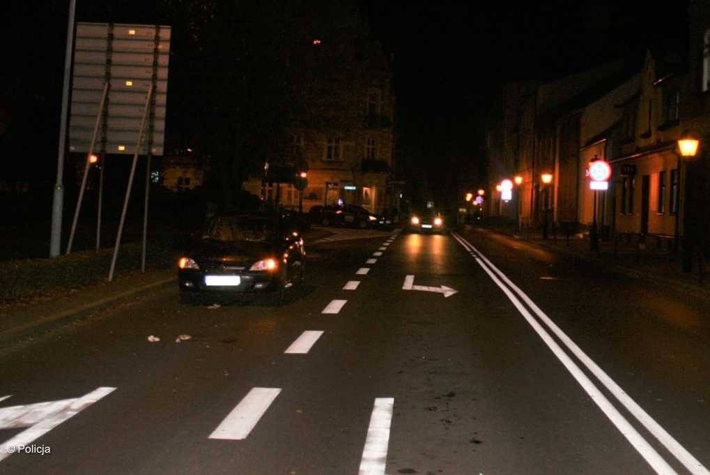 Przechodziła miedzy samochodami. Potrącił ją opel – FOTO