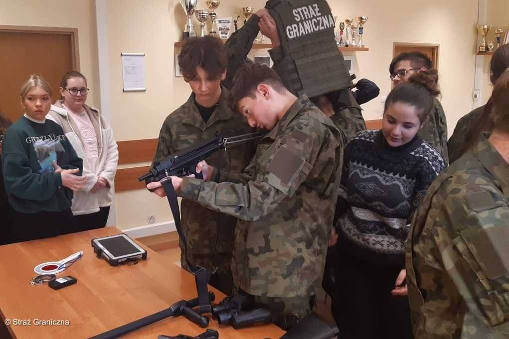 Uczniowie wspólnie ze strażą graniczną patrolowali granicę