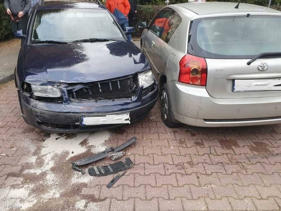 Rozbił cztery samochody na parkingu – FOTO