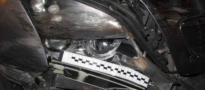 Zjechał z drogi i uderzył w drzewo