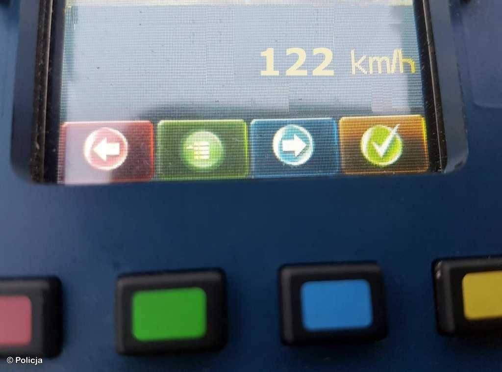 Pirat drogowy pędził 122 km na godz. w obszarze zabudowanym