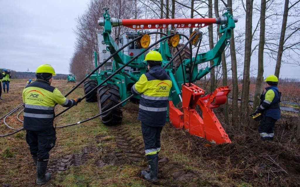 Pierwsza w Polsce maszyna do kablowania sieci energetycznych przyspieszy inwestycje PGE