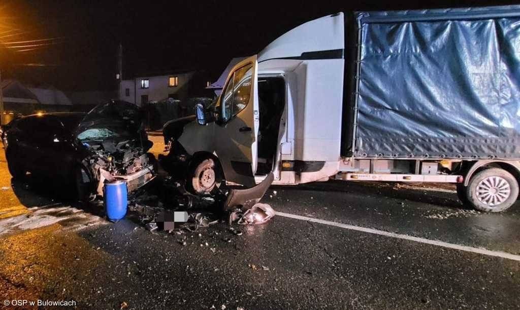 Czołowe zderzenie na krajówce. Dwie osoby ranne – FOTO