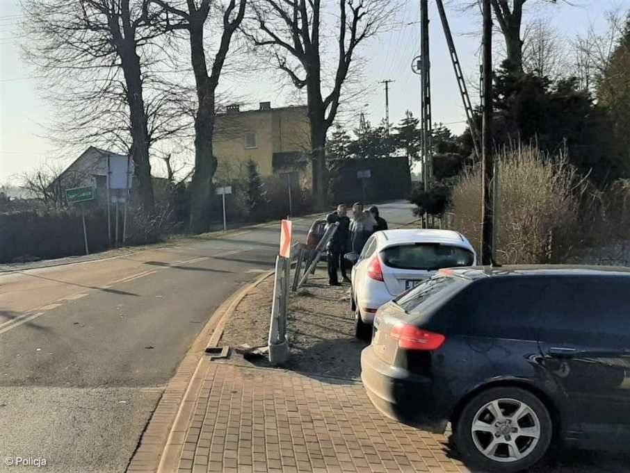 Rozbitych sześć samochodów i dwa ogrodzenia