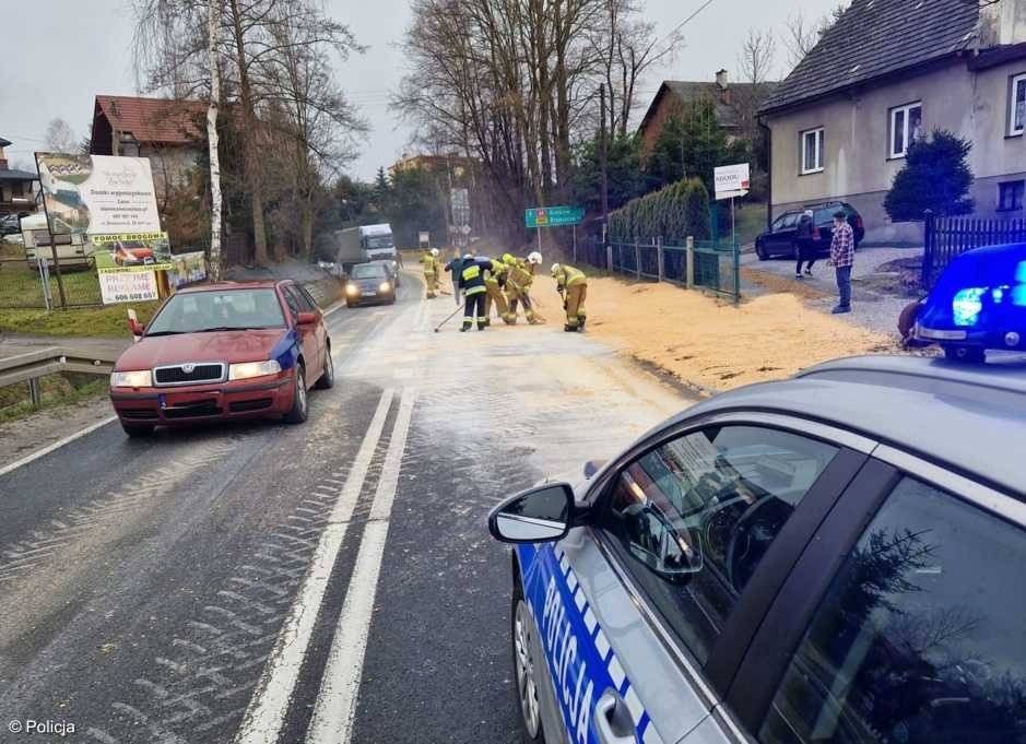 Kukurydza zasypała drogę krajową