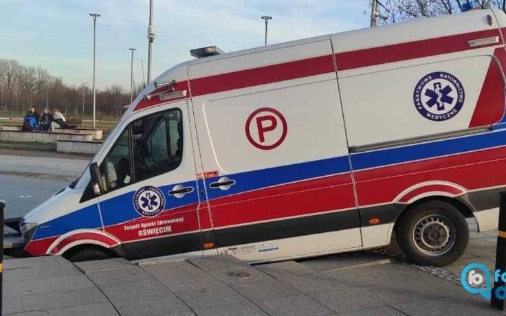 Ambulans wpadł do fontanny – FOTO – AKTUALIZACJA