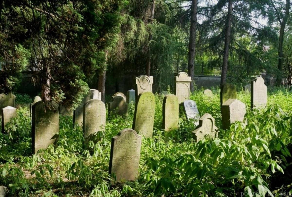 Odkryj tajemnice Cmentarza Żydowskiego z Klubem Historycznym ODK Zasole