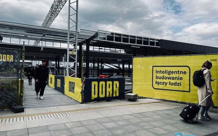 Utrudnienia dla pasażerów na stacji PKP w stolicy powiatu – FOTO