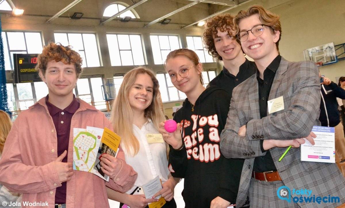 18 szkół wyższych i 2 szkoły policealne na Powiatowych Targach Akademickich – FOTO