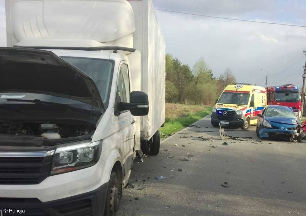 Karambol w Chełmku. Policjanci ratowali kierowcę
