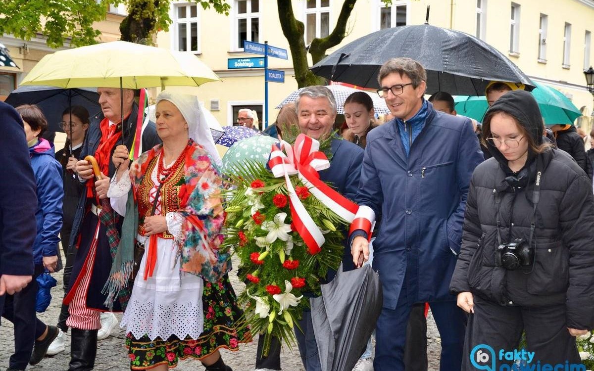 Deszczowe Święto Konstytucji w Oświęcimiu – FILM, FOTO