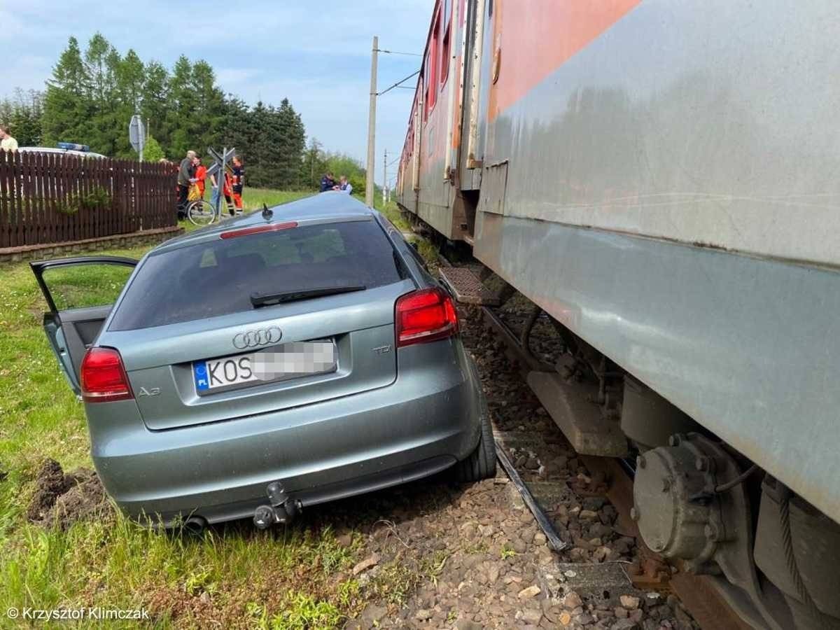 Osobówka wjechała pod pociąg – FOTO