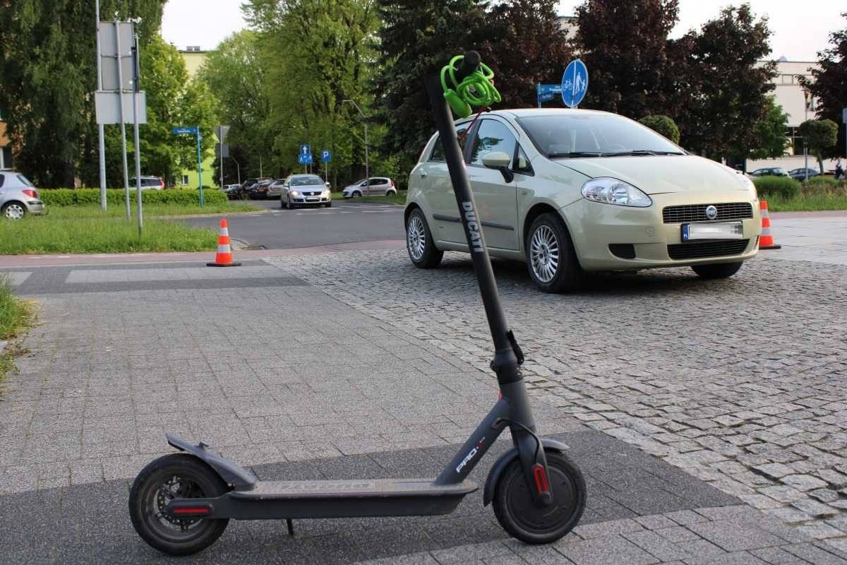 Potrącił seniorkę jadącą hulajnogą elektryczną – FOTO