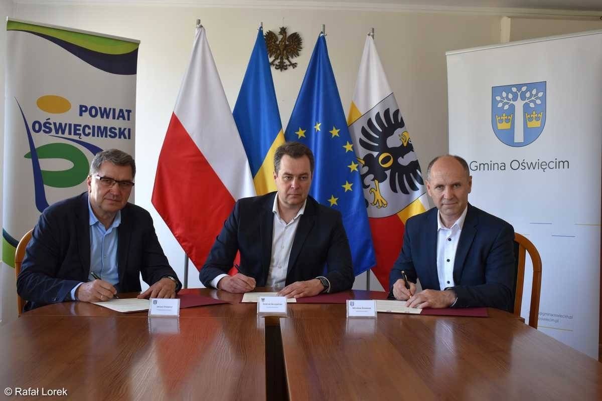 Triumwirat oświęcimski przeciwko haniebnemu spotowi PiS