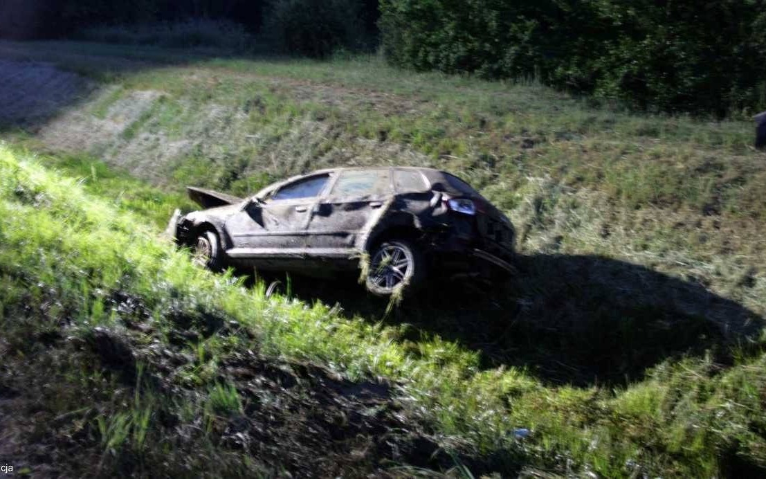 Osiemnastolatka wpadła do rowu na łuku drogi – FOTO