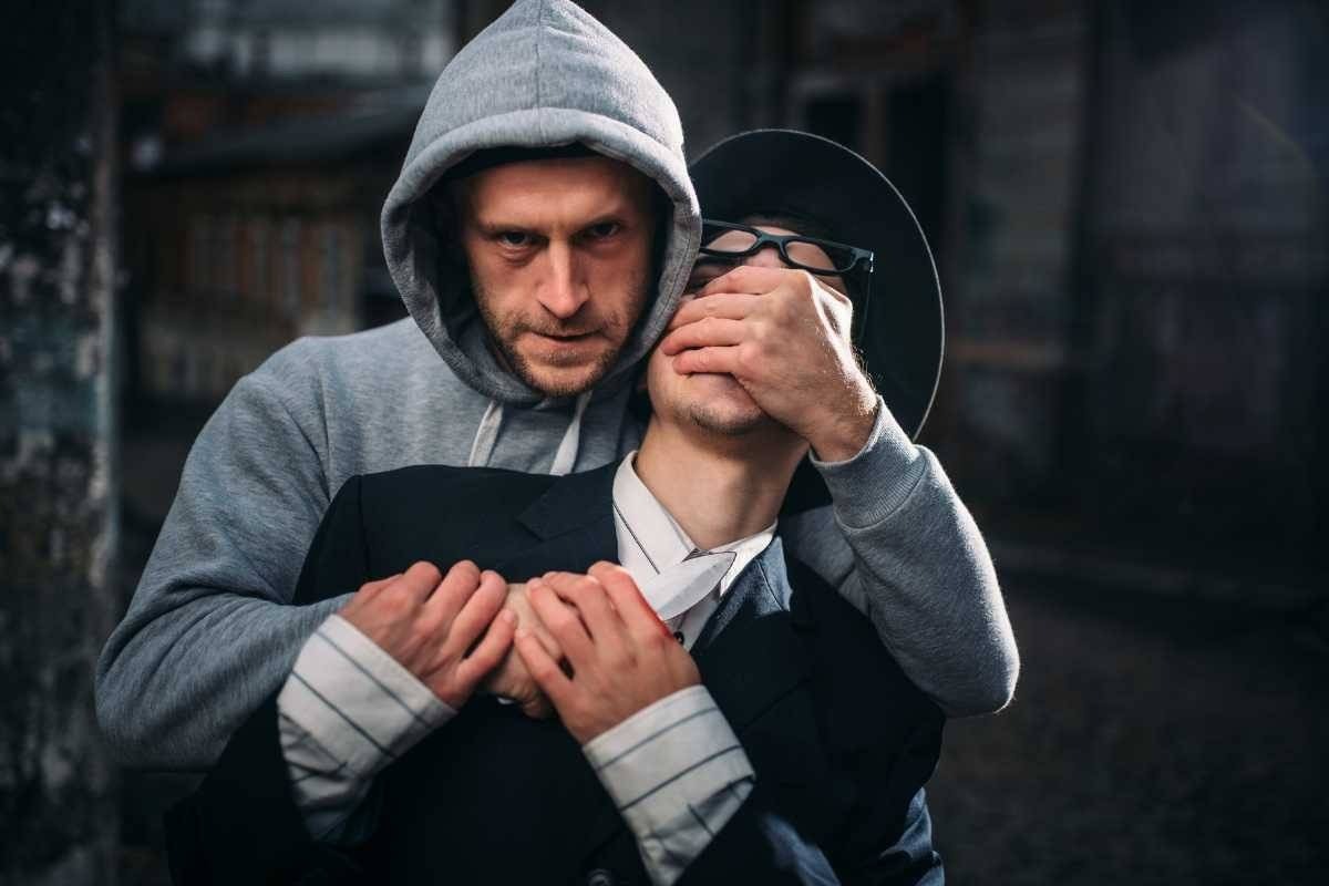 26-latek napadł, pobił i okradł seniora