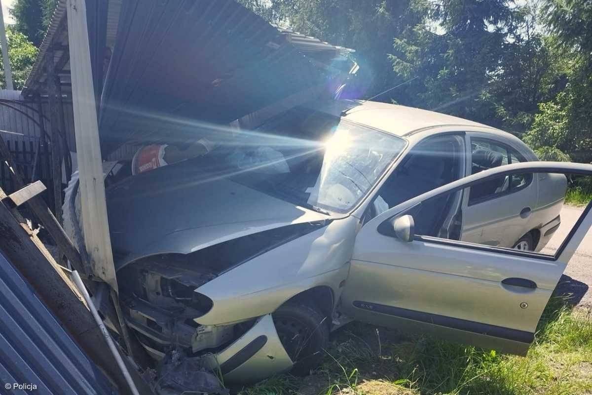 Wypadł z jezdni i wbił się w płot – FOTO