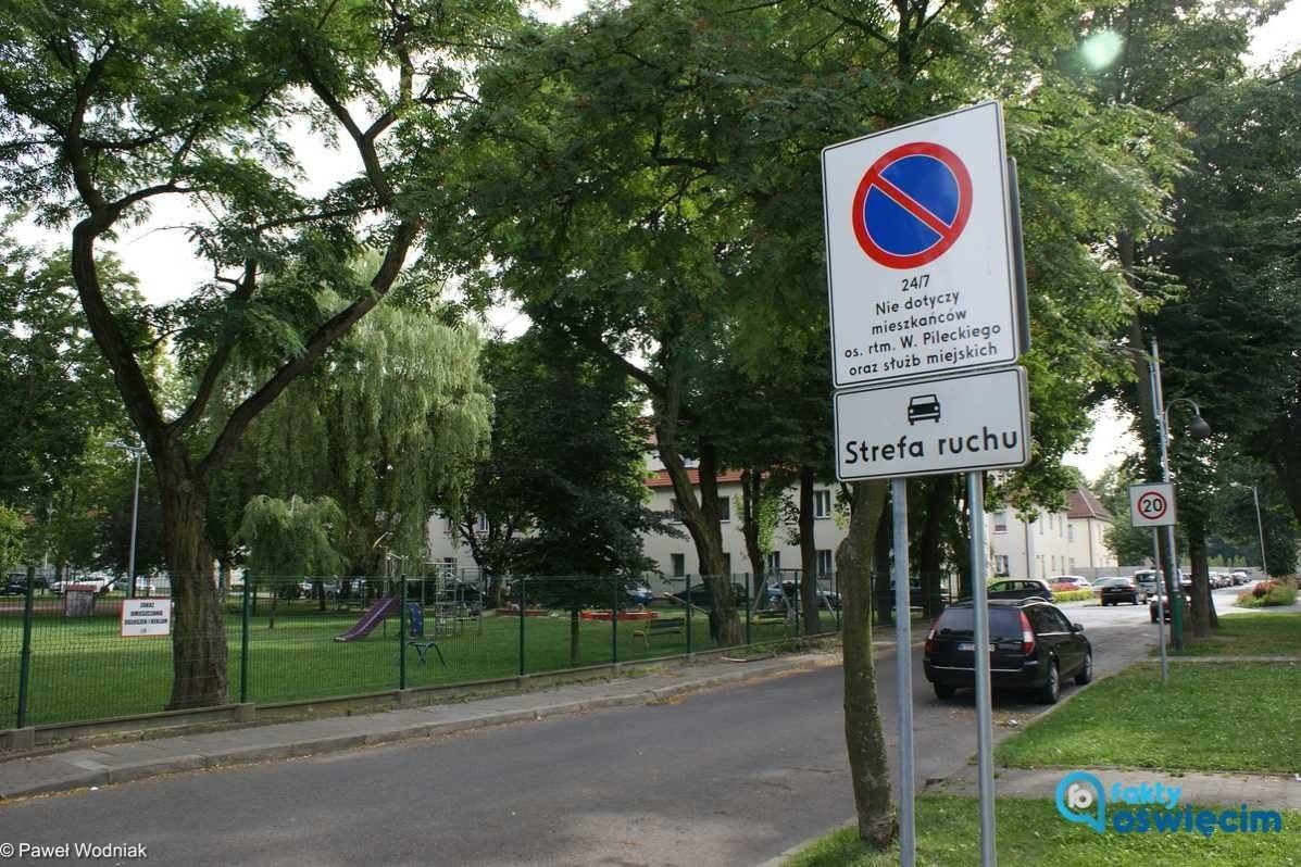 Na Pileckiego mają dość turystów odwiedzających Auschwitz i ich samochodów – FOTO, FILM