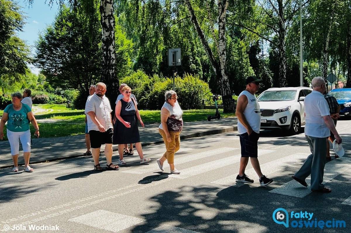 Wyszli na ulicę. Chcą rozwiązania problemu odwiedzających Auschwitz – FILM