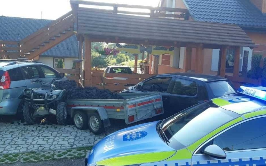 Trzy promile na quadzie z przyczepką