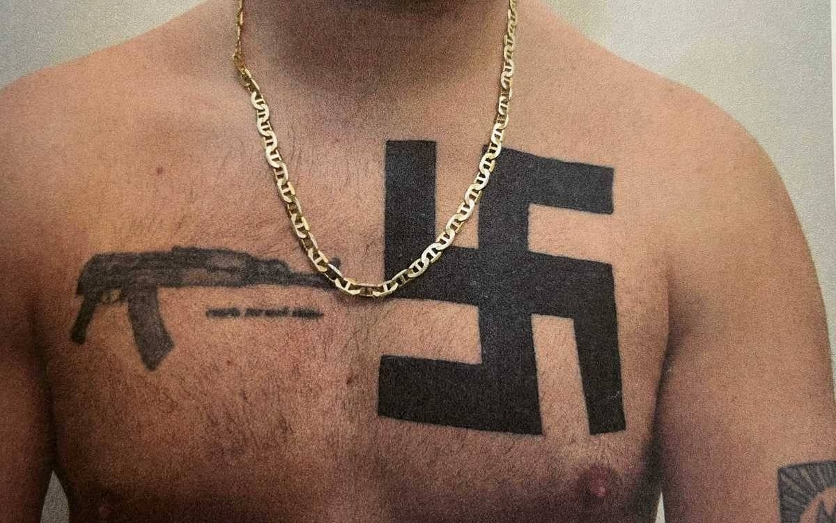 Antysemicki hołd w Auschwitz. Niemiec z wyrokiem więzienia za propagowanie nazizmu – FOTO