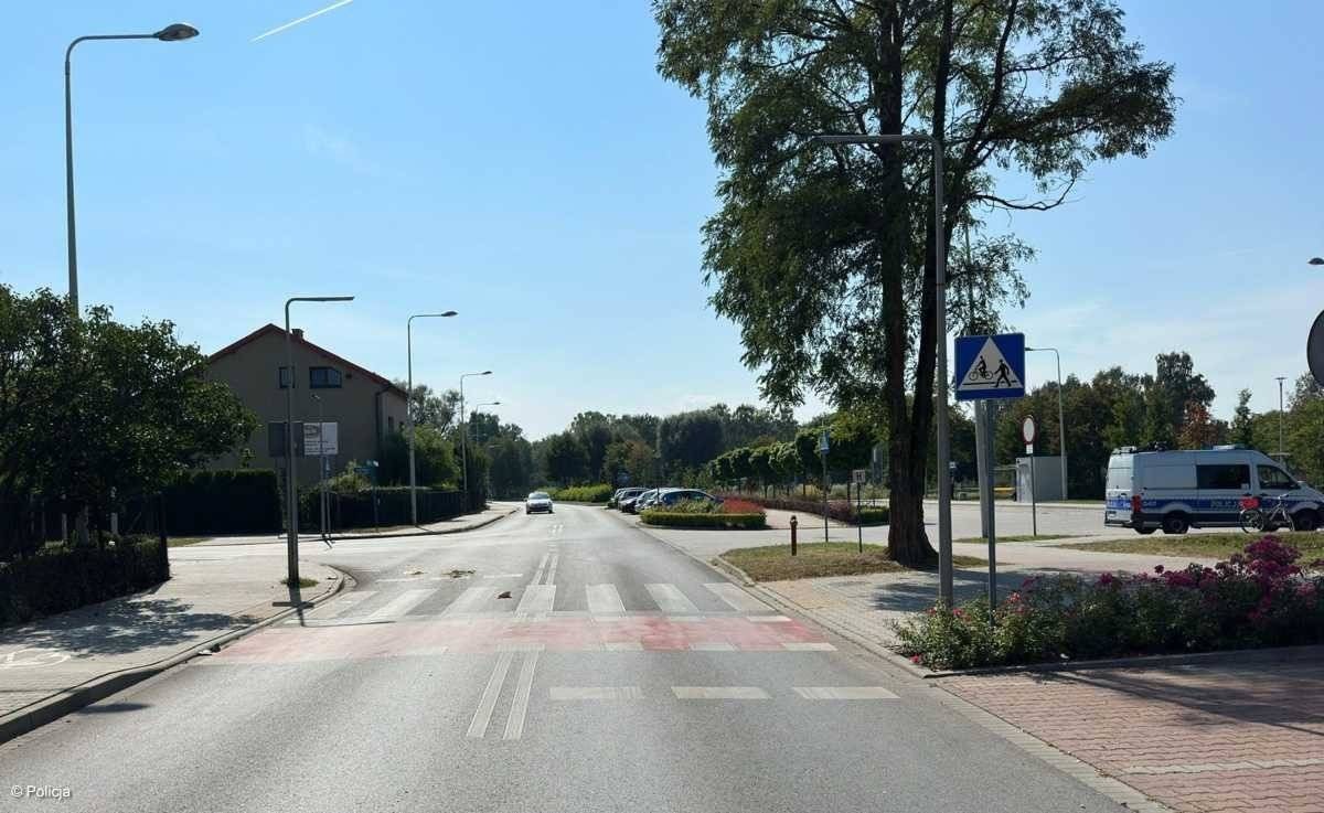 Senior wjechał rowerem tuż przed samochód. Trafił do szpitala