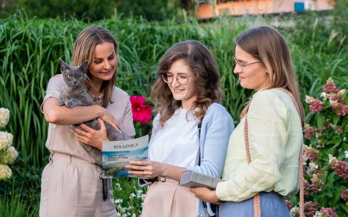 Świadkowie Jehowy przekazują specjalne wydanie „Strażnicy”