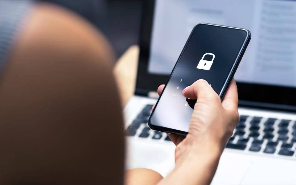 Chciała sprzedać perukę. Straciła 18 tysięcy zł