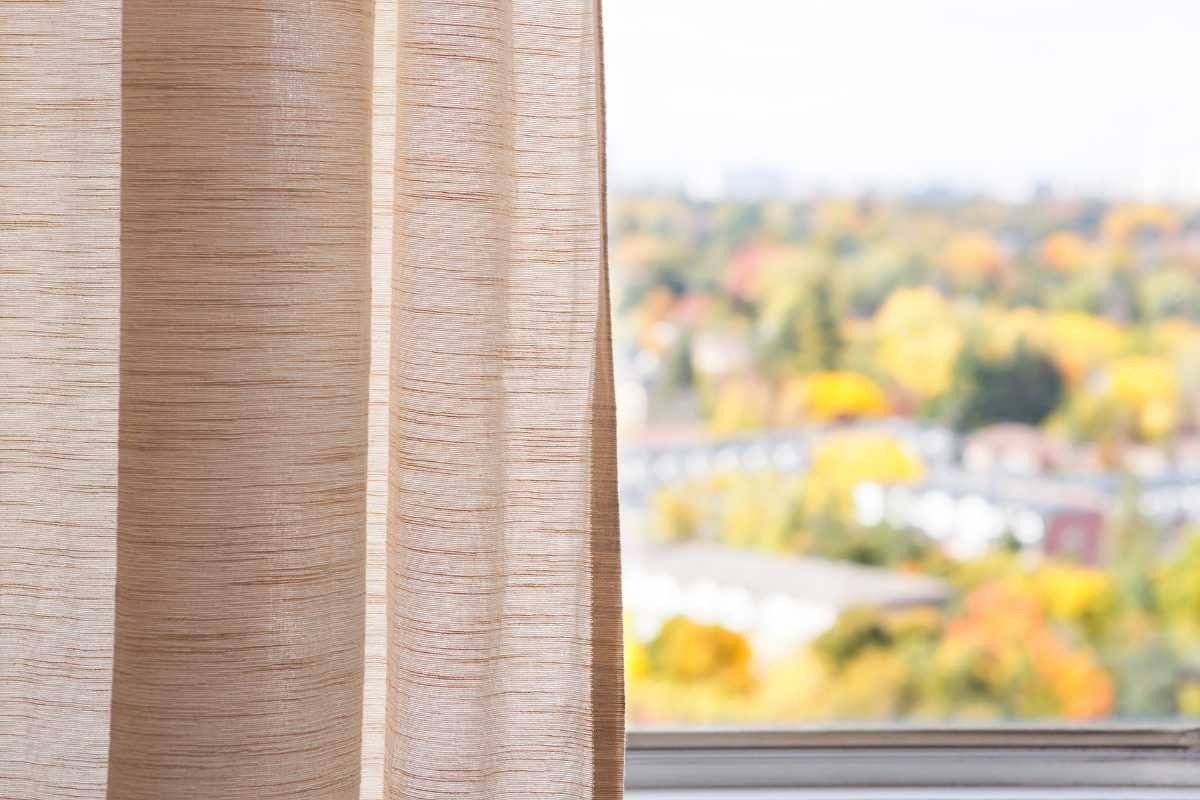 Wypadł z okna na czwartym piętrze. Zginął na miejscu